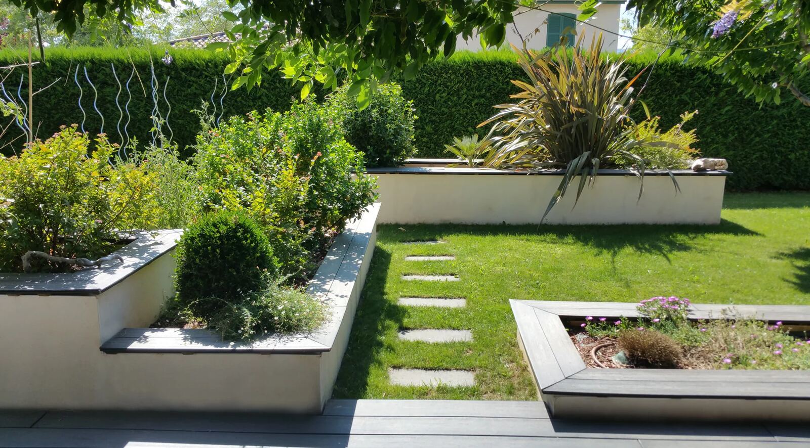 Jardin extérieur avec massifs, terrasse et pas japonais
