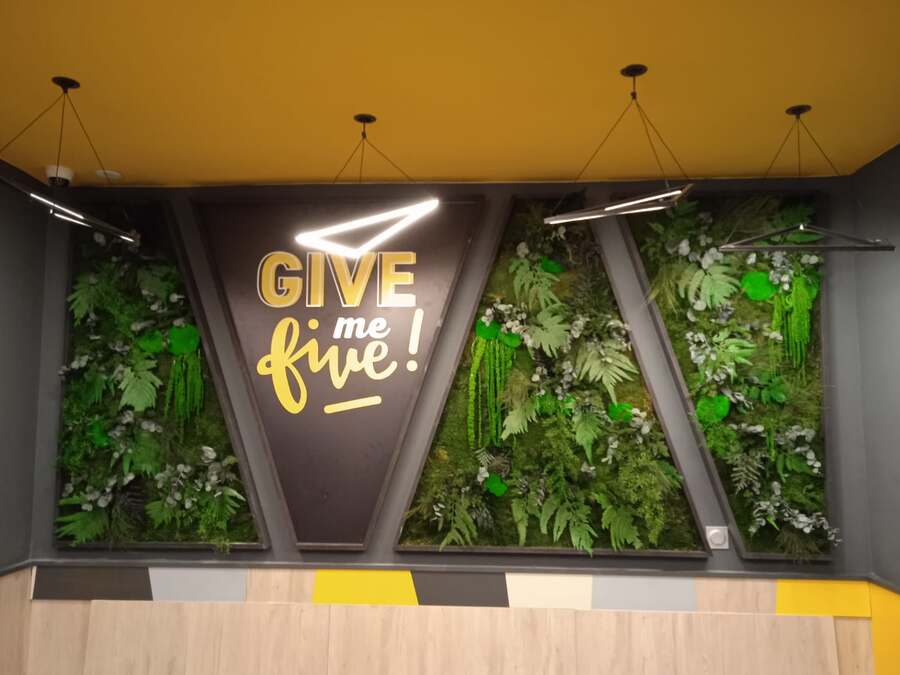 Mur végétal décoratif dans un restaurant