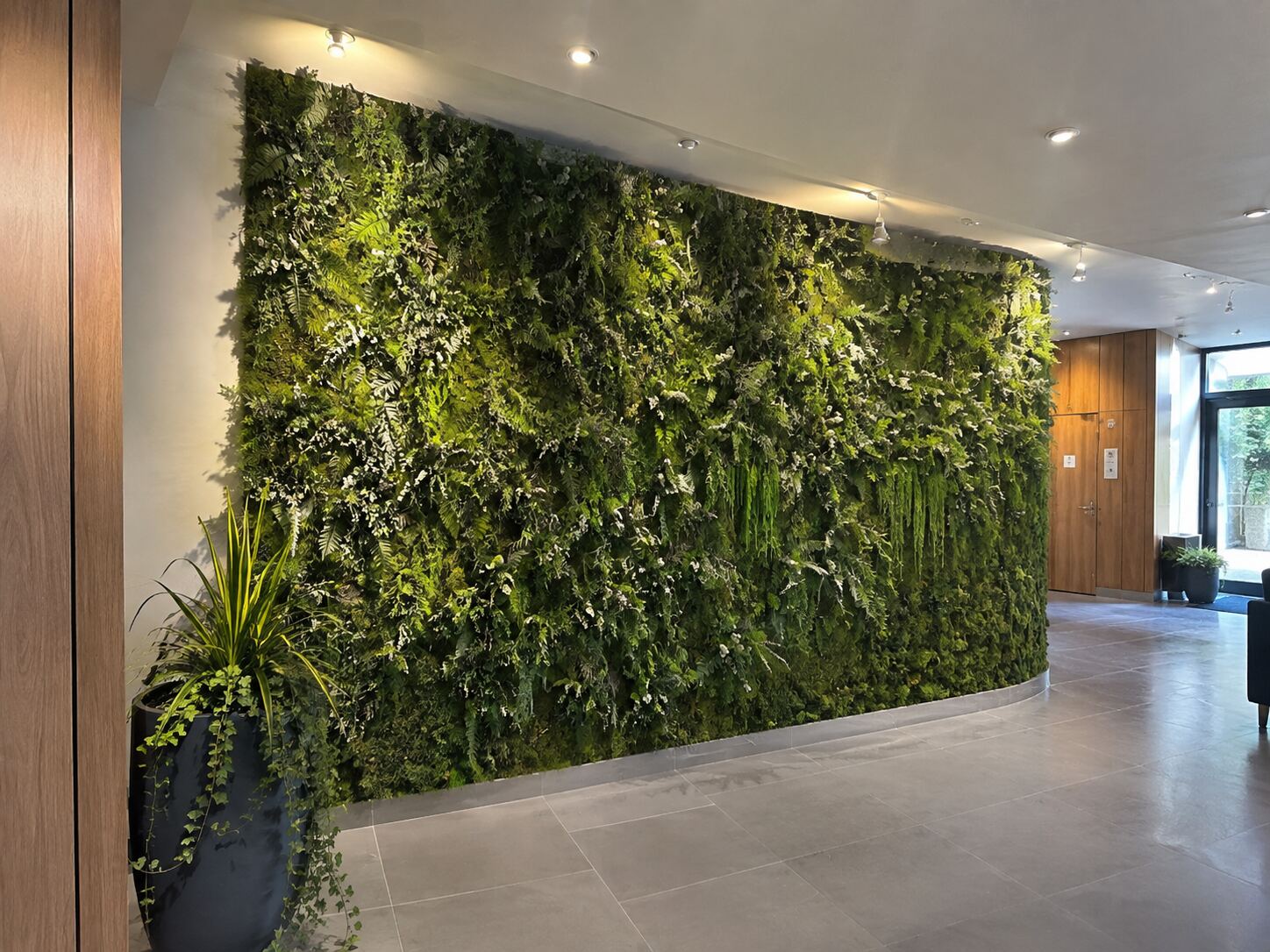 Mur végétal monumental dans un hall d'entrée