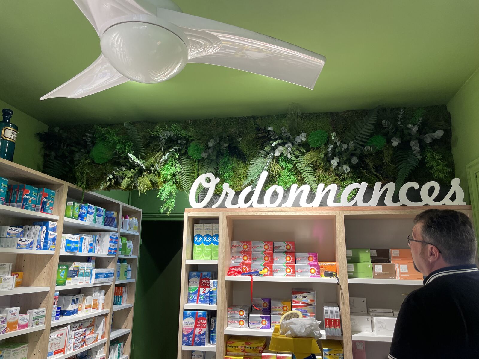 Réalisation Nature As A Service : mur végétal en pharmacie
