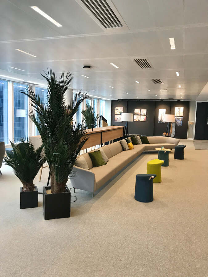 Salon d'accueil végétalisé dans une tour de bureaux à La Défense
